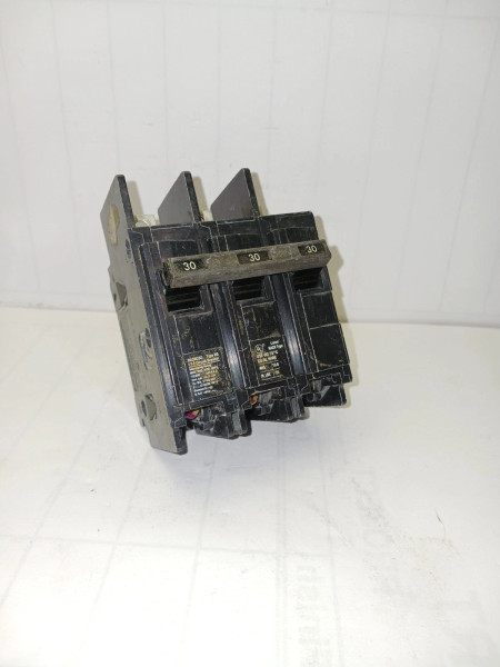 I-T-E SIEMENS 30 AMP CIRCUIT BREAKER 3 POLE 240 VAC BQ3B030