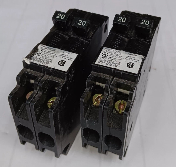 LOT OF 2) SIEMENS 20 AMP TANDEM CIRCUIT BREAKER 1 POLE 120/240V Q2020