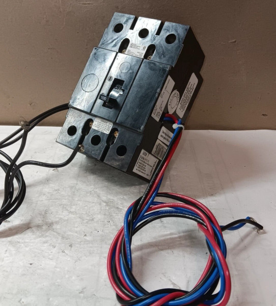 NEW EATON GHC3100 CIRCUIT BREAKER W/ SHUNT TRIP & AUX 100 AMP 3 POLE 480/277V