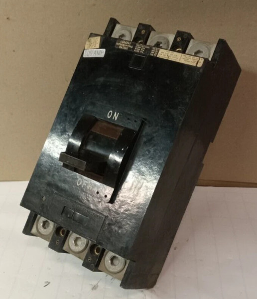 SQUARE D 300 AMP CIRCUIT BREAKER 3 POLE 600 VAC 250 VDC LAP36300