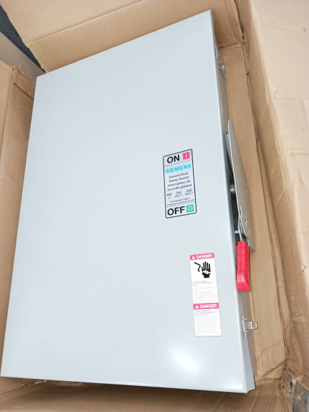 NEW SIEMENS 400 AMP NON-FUSIBLE SAFETY SWITCH 3 POLE 240 VAC NEMA 1 GNF325A