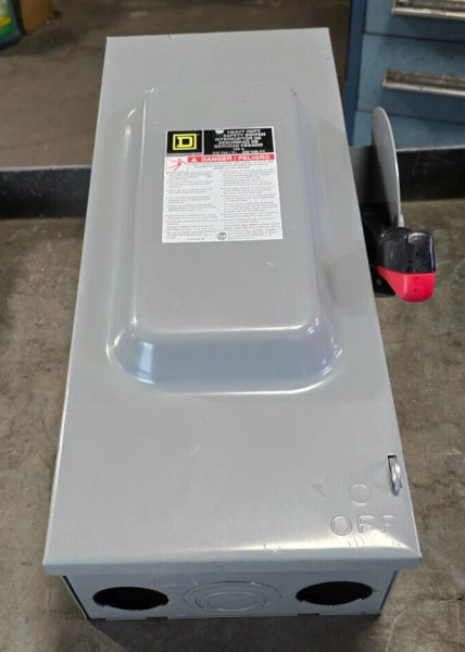 SQUARE D 100 AMP FUSIBLE SAFETY DISCONNECT SWITCH 240 VAC 3 POLE H323N