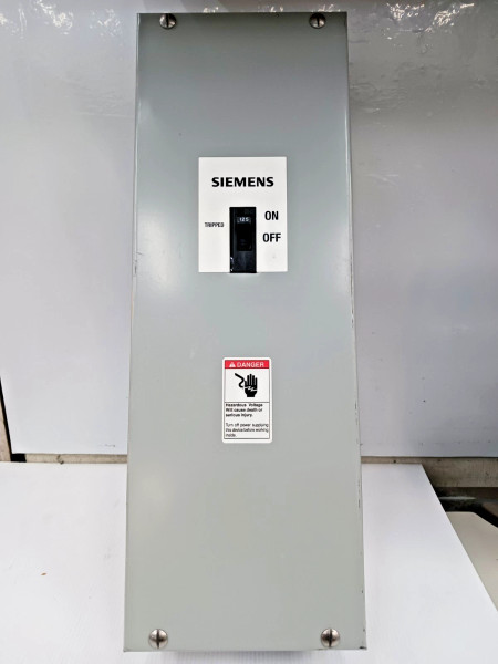 Siemens ITE 125A Circuit Breaker Enclosure 600 VAC / 500 VDC CED6N1S W/ Breaker