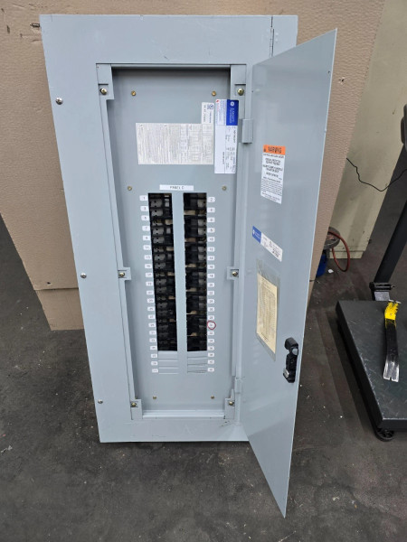 GE 225 Amp Main Lug MLO Panelboard 208Y/120 VAC 42 Circuit 3Ø AQF3422MT (Flaw)