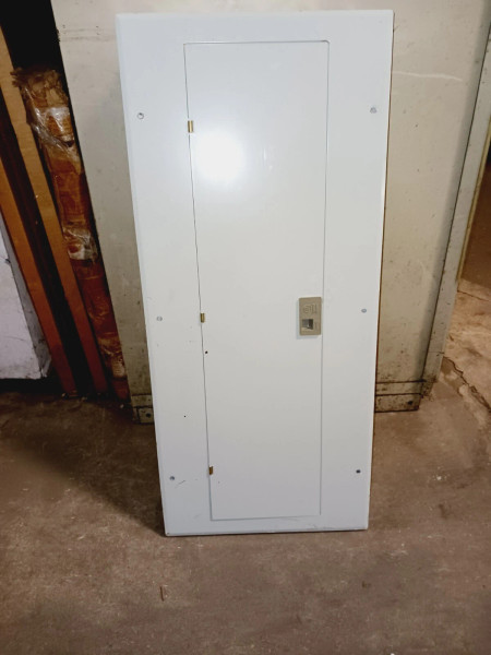 GE 100 AMP MAIN LUG LOADCENTER 208Y/240 VAC 30 CIRCUIT 3P/4W W/BREAKERS