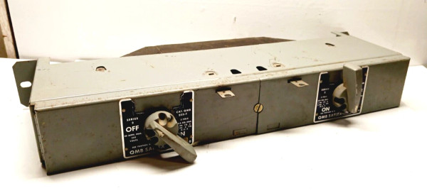 SQUARE D QMB-203-T 30 AMP TWIN FUSIBLE SWITCHBOARD 2 POLE 250 VAC (FLAW)