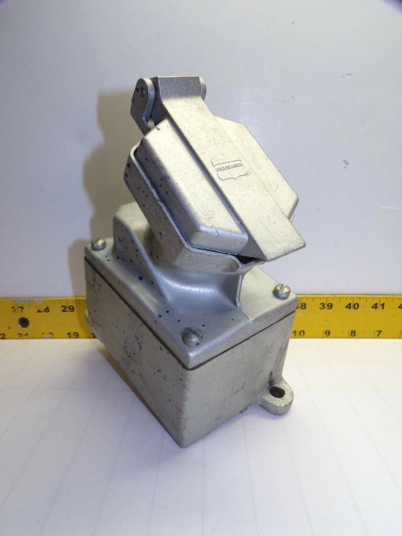 CROUSE HINDS 20 AMP HAZARDOUS LOCATION RECEPTACLE 125/250 VAC CPS152201