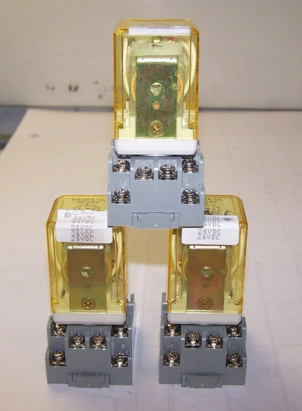3) IDEC 24 VDC 11-PIN RELAY MODULE RR3PA-UL WITH BASE SR3P-05 LOT OF 3