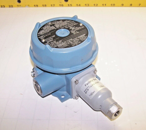 UNITED ELECTRIC PRESSURE SWITCH RANGE 10 - 100 PSID / 0.7 - 6.9 BAR J120K-S157B