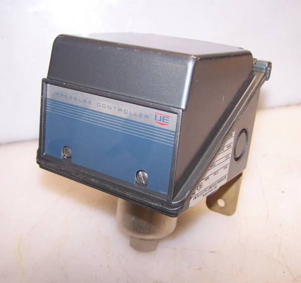 NEW UNITED ELECTRIC PRESSURE SWITCH TYPE J300 MODEL 126D 0-30" HG VAC 125/250V