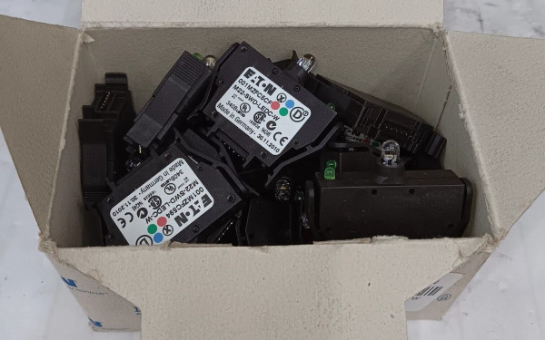 BOX OF 20) NEW EATON M22-SWD-LEDC-W WHITE LED BULB MODULE BASE MOUNT 115997