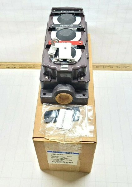 NEW EATON HEAVY DUTY PUSHBUTTON STATION 3 ELEMENT W/ LOCK HASP 600V 10250H4241