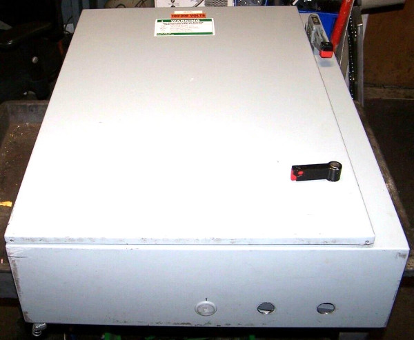 Square D 30 Amp Enclosed Non-Fused Safety Switch 600 VAC 3 Pole 9422BTCN30