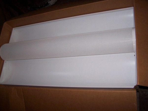 NEW PMC LIGHTING 3 LAMP 4'X2' FLUORESCENT LIGHT FIXTURE SOREA CENTER SC24-R