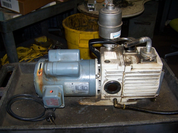 LEYBOLD D8AC CHEMICAL AC TRIVAC ROTARY VANE MECHANICAL VACUUM PUMP 120/240 VAC