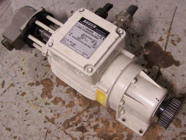 BAUER DANFOSS GEAR MOTOR W/ TAMAGAWA ENCODER 230 VAC▲ 2700 RPM 3 Ø 2.45 AMP