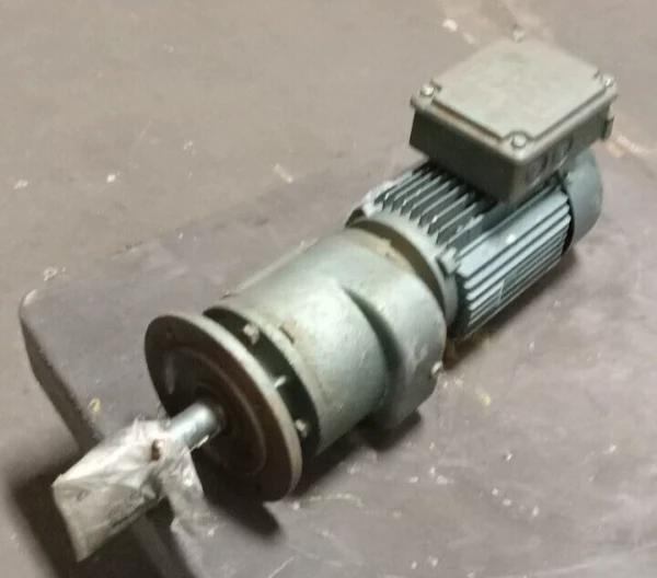 NEW SEW EURODRIVE 3/4 HP GEARBOX 230YY/460Y VAC 1700 IN 176 OUT 270 IN LB 9.65:1