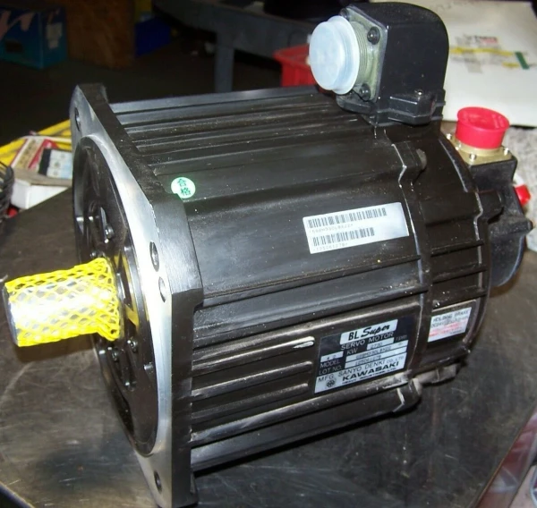 NEW KAWASAKI SANYO DENKI SERVO MOTOR BL SUPER 4.2 KW 2730 RPM MODEL 68BM330LBX22