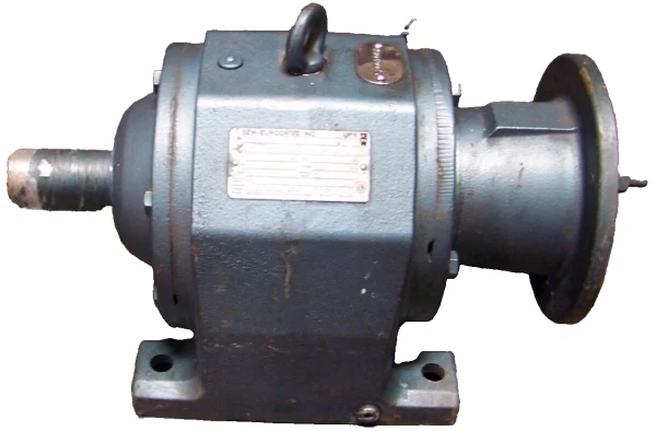 NEW SEW EURO-DRIVE 5.15:1 RATIO GEAR REDUCER 3097 TORQUE 1-5/8" DIA R72LP90