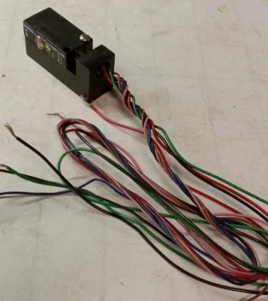KEYENCE PZ-101 PHOTOELECTRIC SENSOR WITH BUILT IN AMPLIFIER