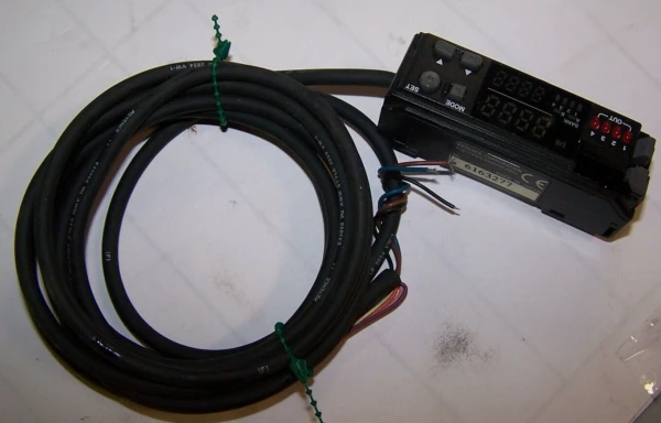 KEYENCE CORP 24 VDC AMPLIFIER UNIT MODEL NO. CZ-V21