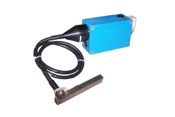 SICK LUT1-500 OPTIC ELECTRONIC SCANNER SENSOR W/ 1005622 LIGHT GUIDE 18/30 VDC