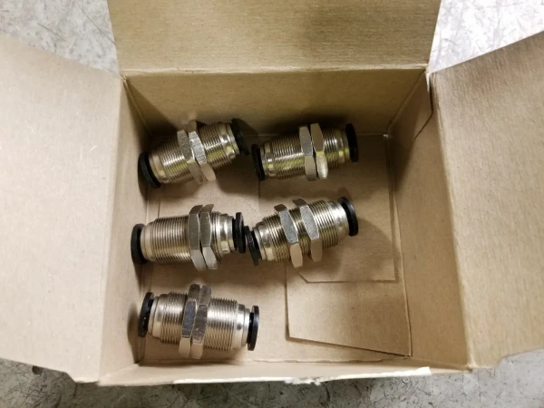 5) NEW DYNAFLO 3/8 TUBE x 3/8 TUBE BRASS PUSH-TO-CONNECT BULKHEAD UNION 0418454