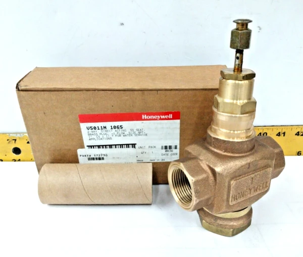 New Honeywell 2-Way 1" NPT Direct Acting Brass Valve Stainless Seat V5011N1065
