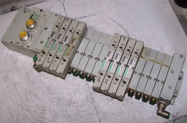 SMC 051BB500M000061 PNEUMATIC SOLENOID BANK MANIFOLD W/16 SPACES 24 VDC