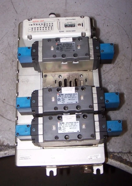 SMC 5 BANK MANIFOLD W/ 3 SOLENOID VALVES VSS8-8-FG-D-3EZ-V1 24 VDC COIL