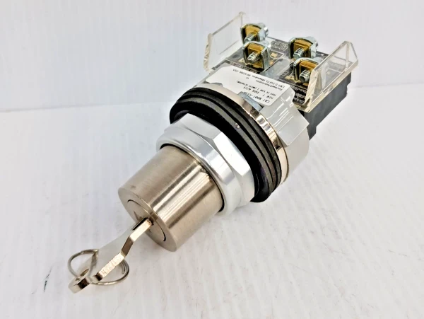 New Allen Bradley 800T-H33A Key Selector Switch 2 Position Maintained 4/13