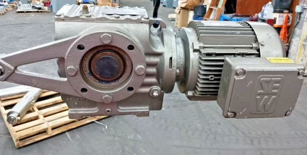 New Sew Eurodrive 2 HP Ac Gearmotor 230/460 Vac 28 Rpm SA67TDT90L4 90DFT90L4