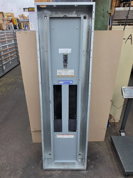 Square D 200 Amp Main Breaker NF Panelboard 600Y/347/480Y 3Ø NF442L2C (No Cover)
