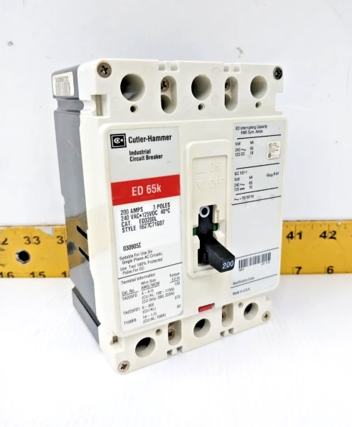 Cutler-Hammer 200 Amp Circuit Breaker 240 VAC / 125 VDC 3 Pole ED3200L