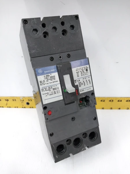 GE Spectra 250 Amp Circuit Breaker 600 VAC 3 Pole SFHA36AT0250 (Chipped)