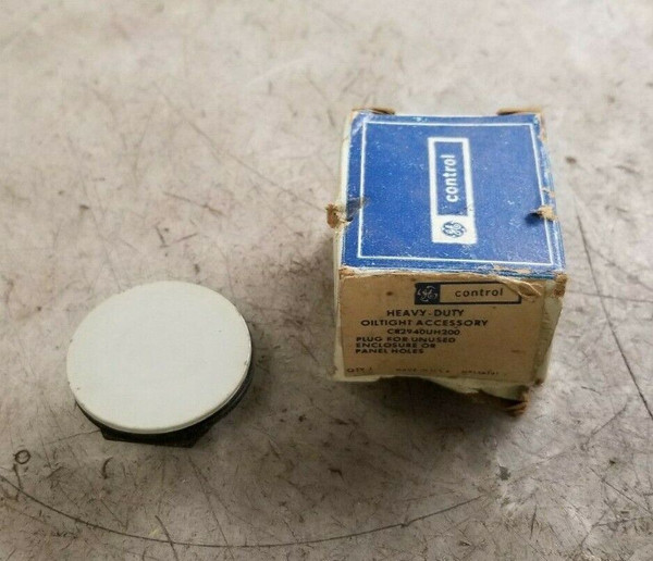 NEW GE HEAVY DUTY OILTIGHT PLUG FOR ENCLOSURES OR PANELS  CR2940UH200 
