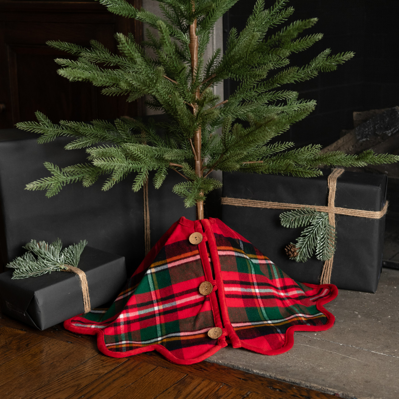 28" RED TARTAN TREE SKIRT W/ SCALLOPED EDGE