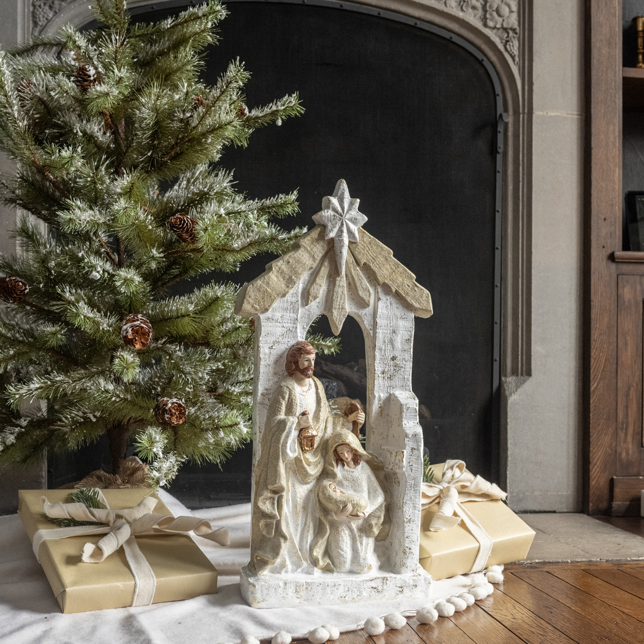 GOLD & WHITE TABLETOP NATIVITY