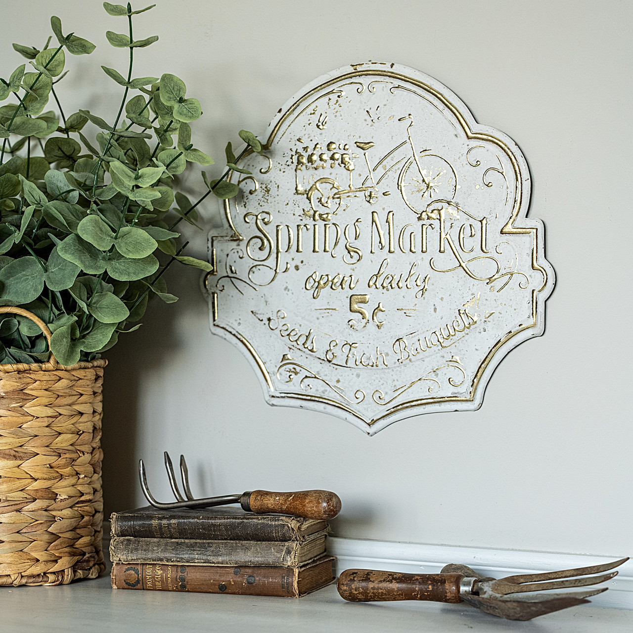 GOLD & WHITE SPRING MARKET SIGN