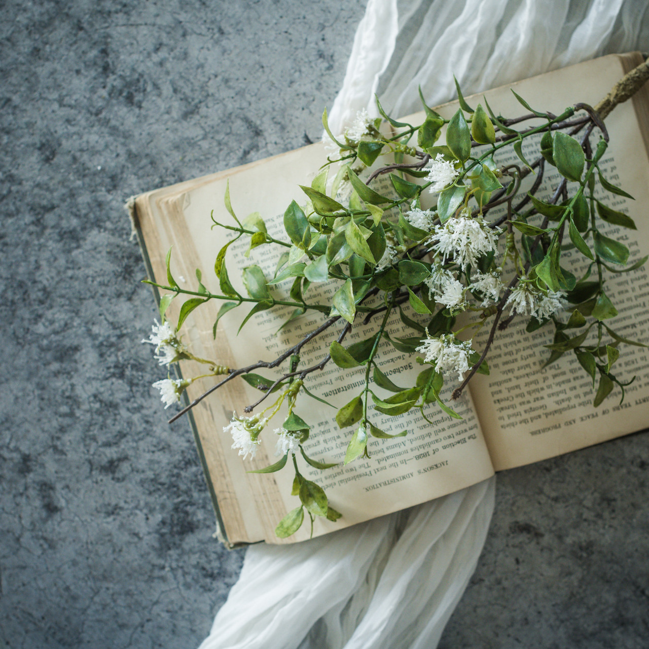 18" IVY & TEA LEAF W/ WHITE FLOWERS SPRAY