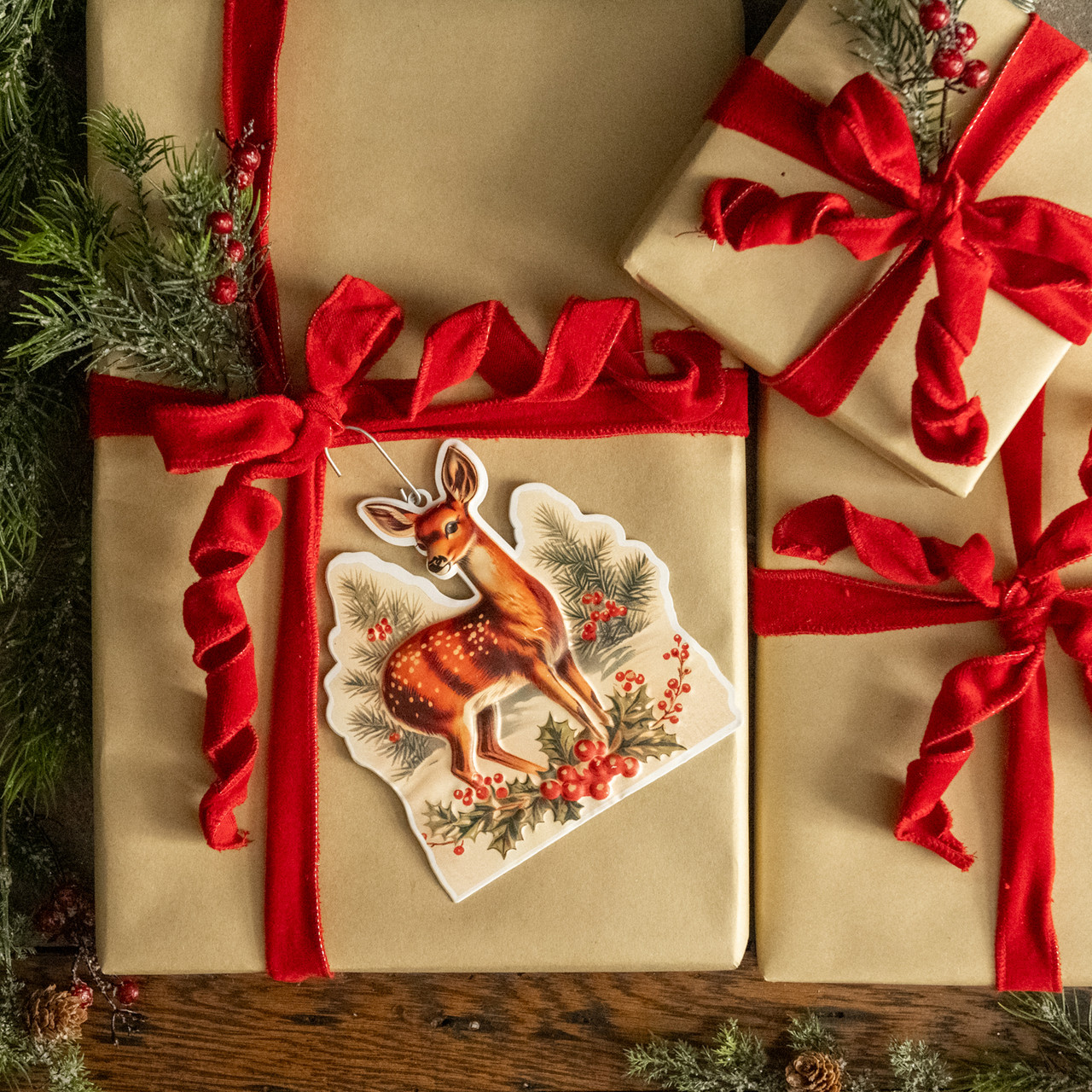 FAWN W/ HOLLY ORNAMENT
