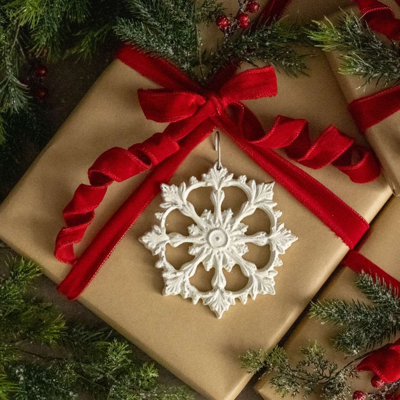 WHITE LEAH SNOWFLAKE ORNAMENT