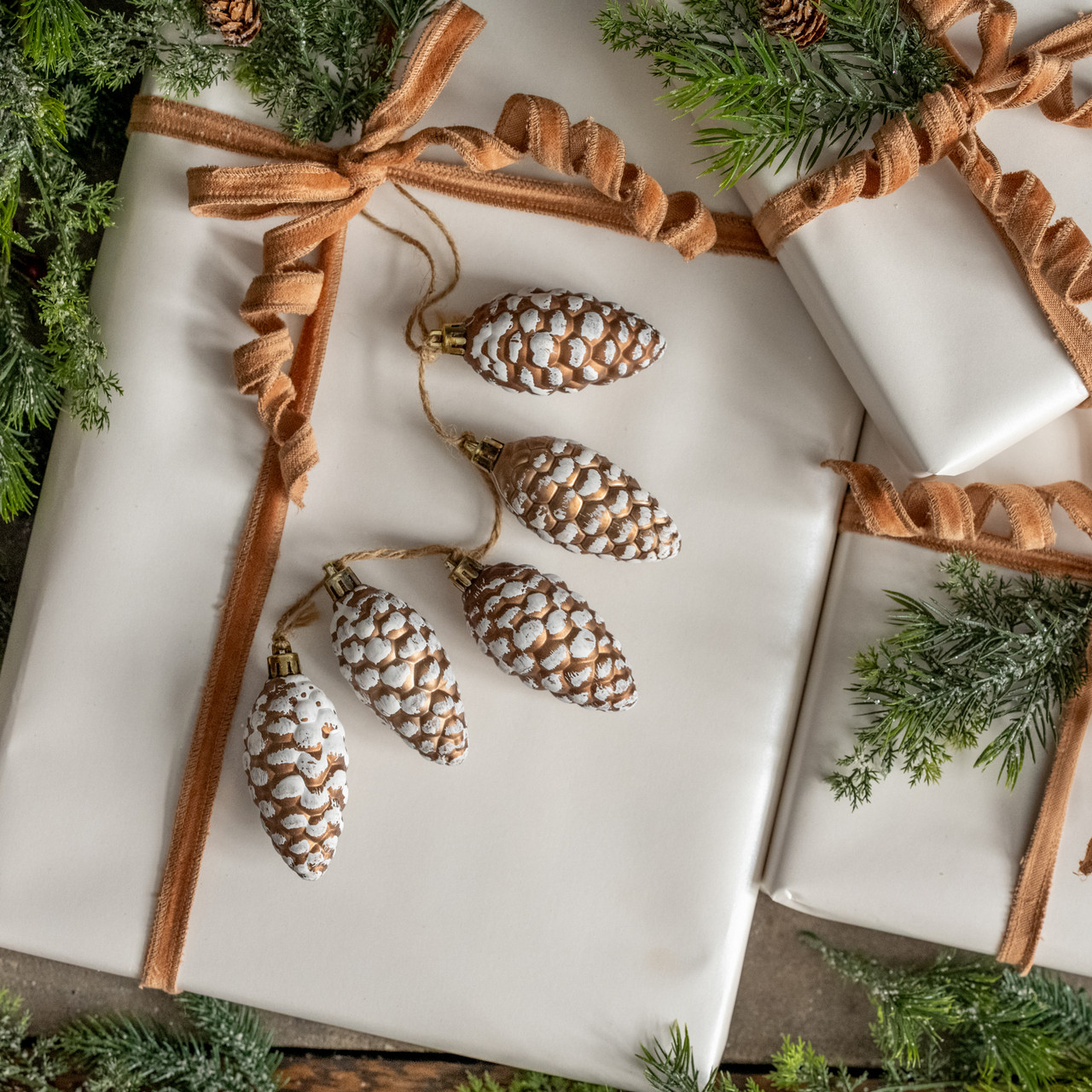 SNOWY GOLD PINECONE BUNCH