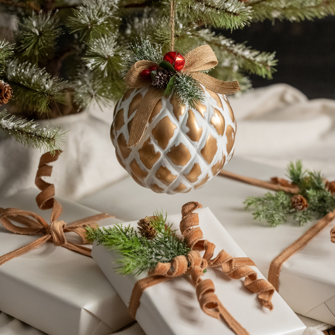 GOLD DIAMOND PATTERN ORNAMENT
