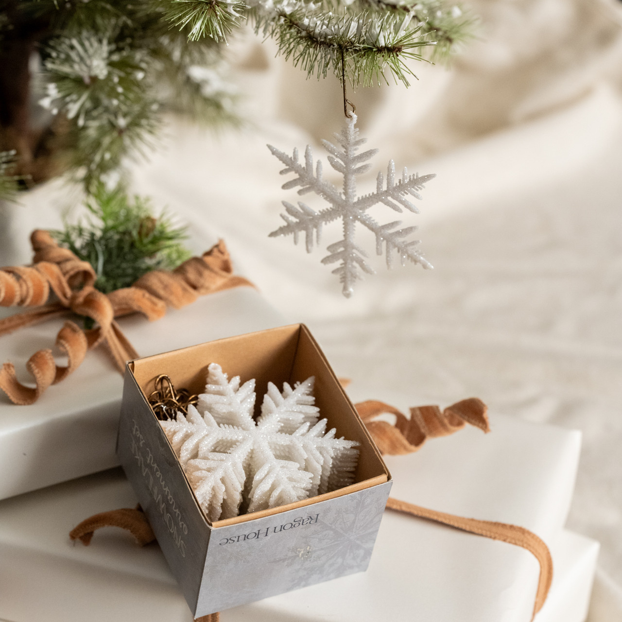 SET/ 24 SIX POINT SNOWFLAKES
