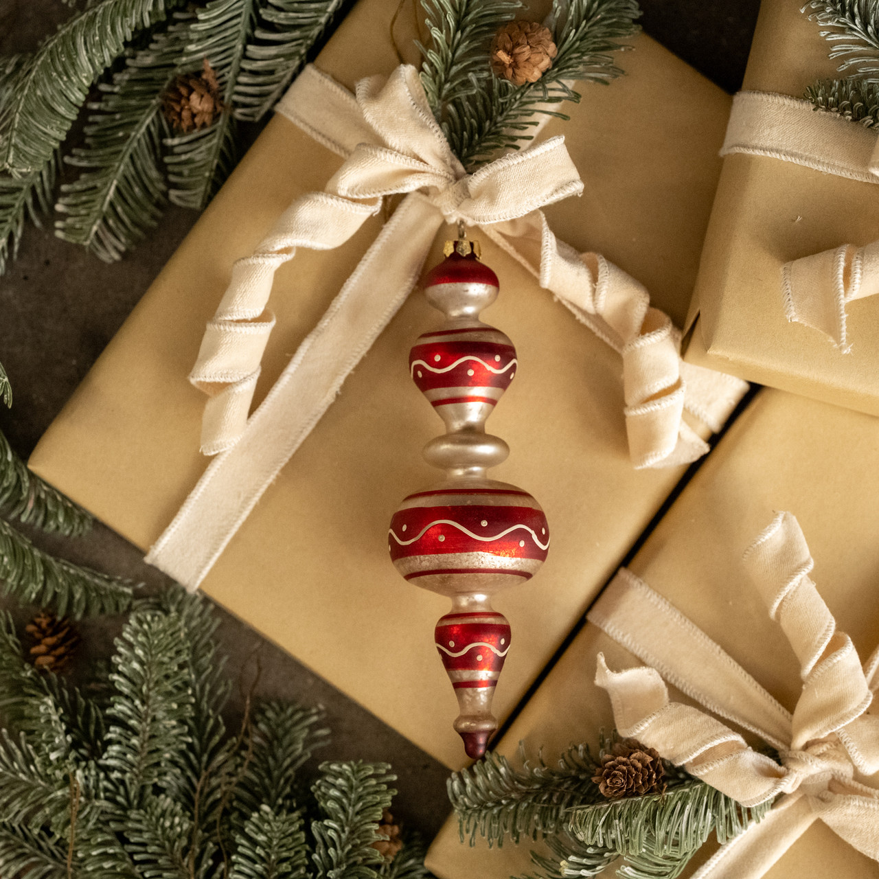 9" RED & WHITE GLASS FINIAL ORNAMENT