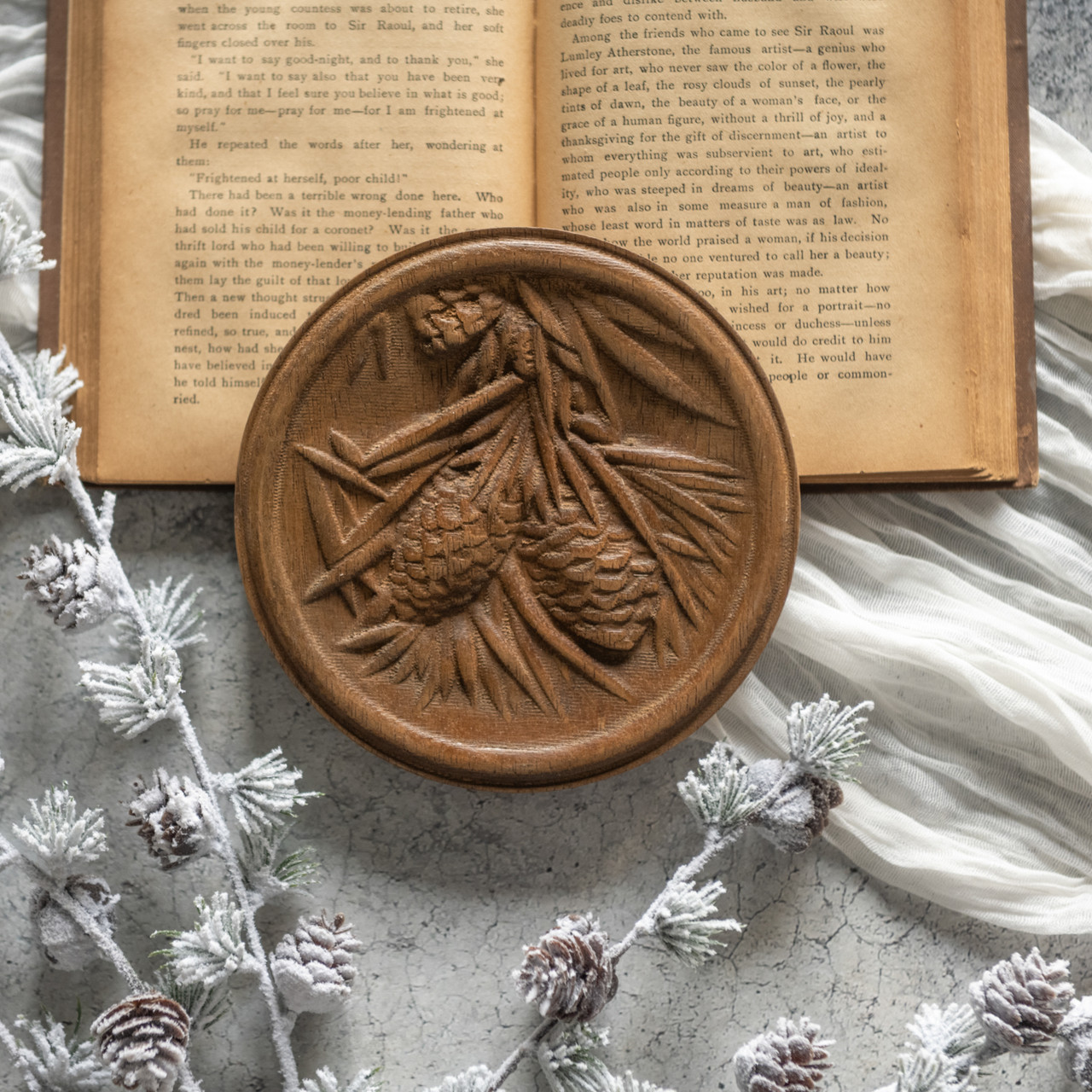HOLIDAY PINECONE WALL PLAQUE