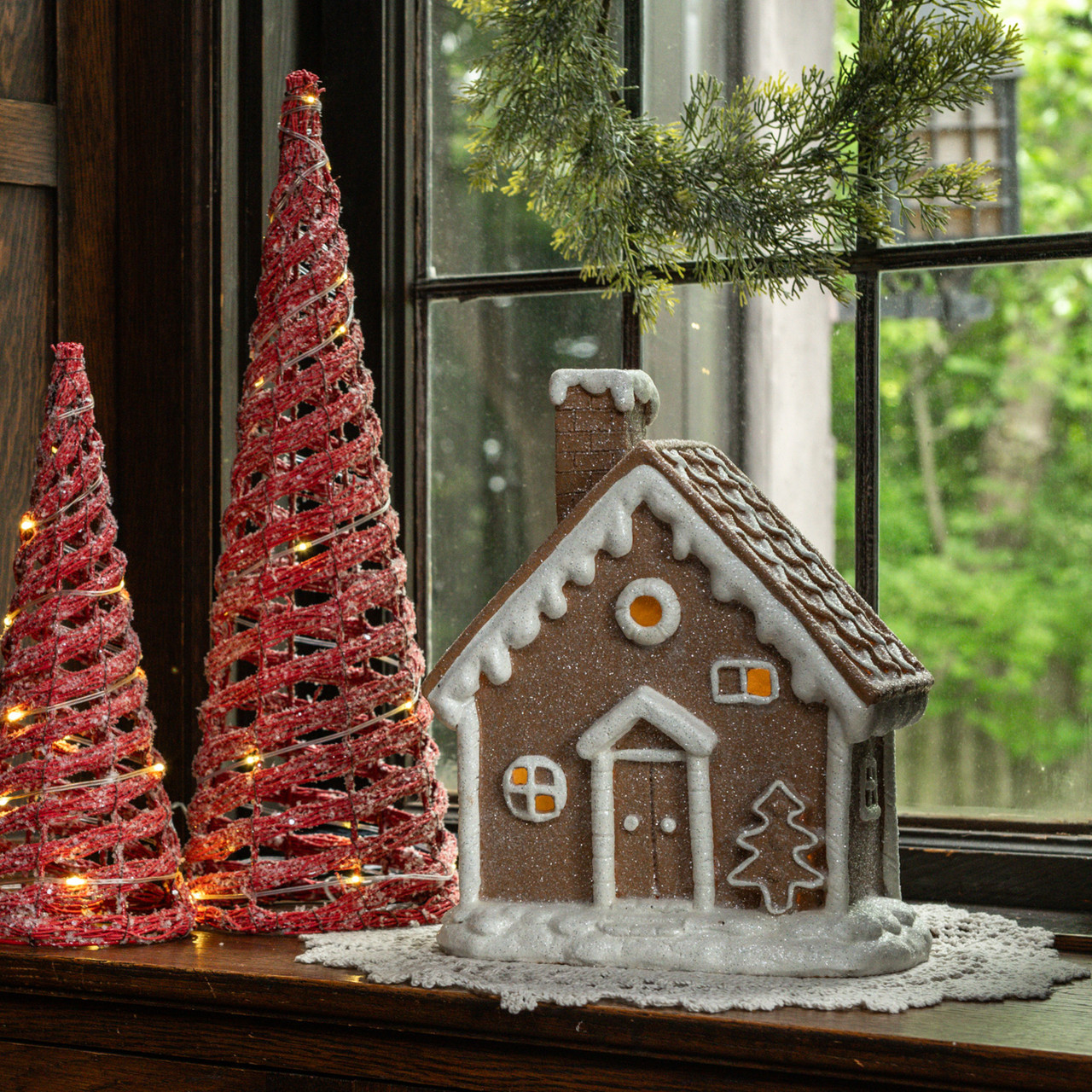 11.5" LIGHTED GINGERBREAD HOUSE
