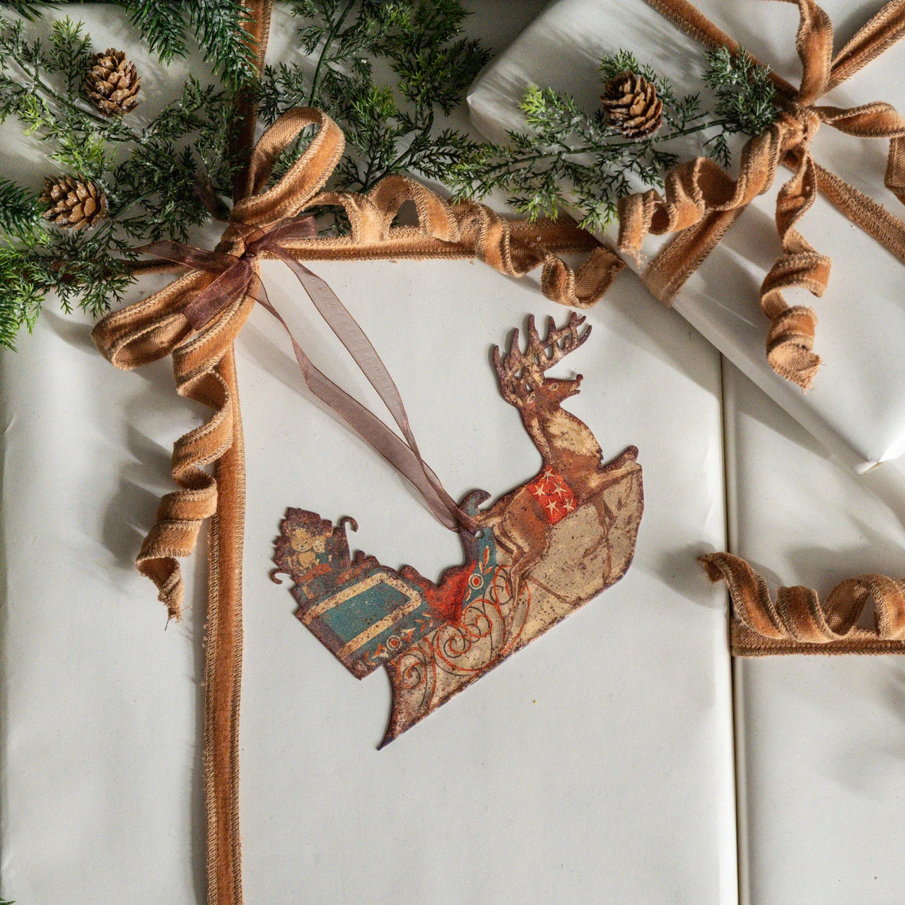 6.25" FESTIVE SLEIGH METAL ORNAMENT