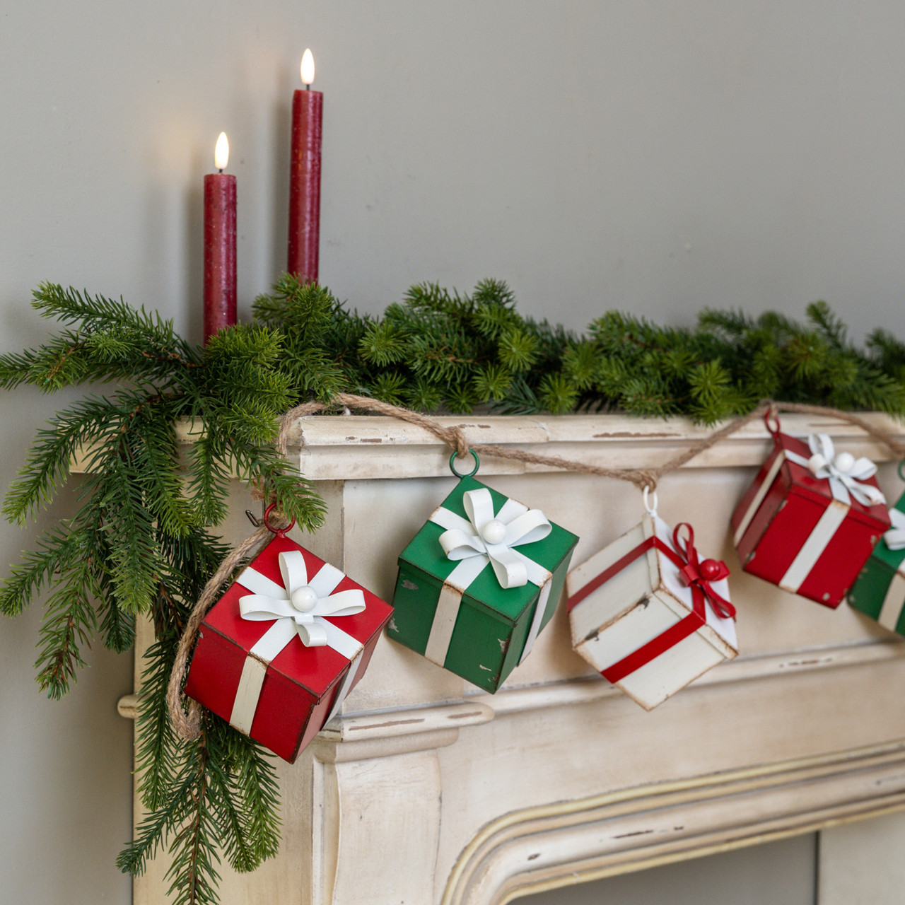 4.5' GREEN, RED & WHITE PRESENT GARLAND